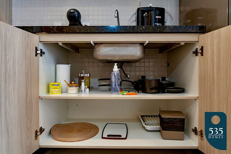 Linda Suíte com cozinha compacta em região central