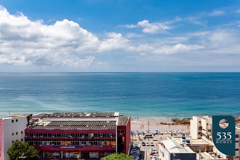 Dormitorio y sala de estar con vista al mar y comodidades mo