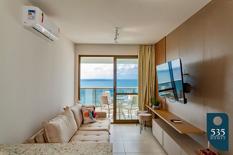 Quarto e Sala com vista mar e comodidades modernas