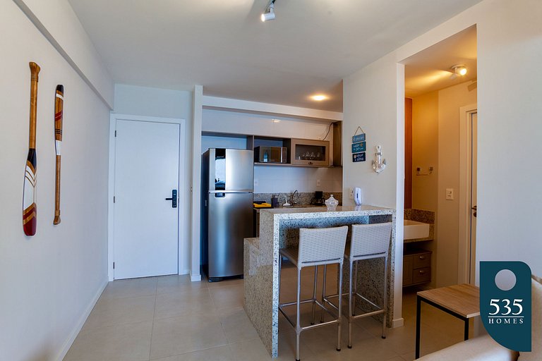 Dormitorio y sala de estar con vista al mar y comodidades mo