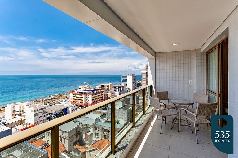 Quarto e Sala com vista mar e comodidades modernas