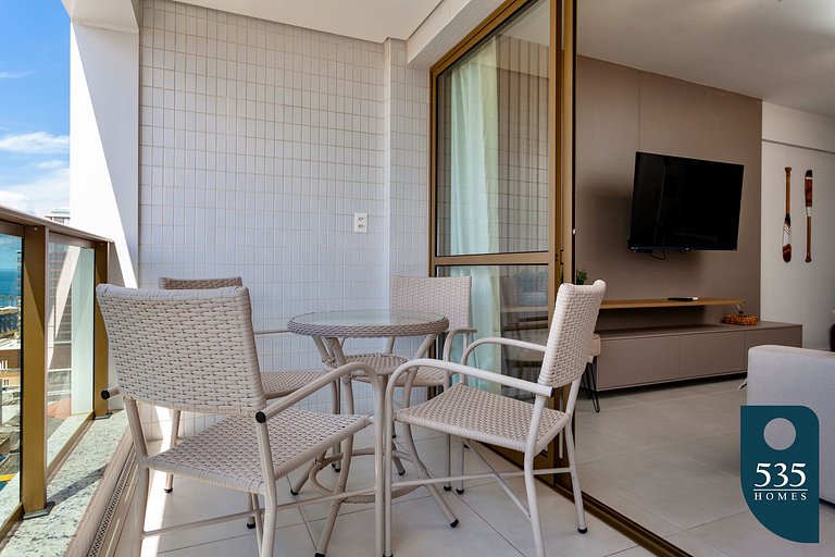 Quarto e Sala com vista mar e comodidades modernas