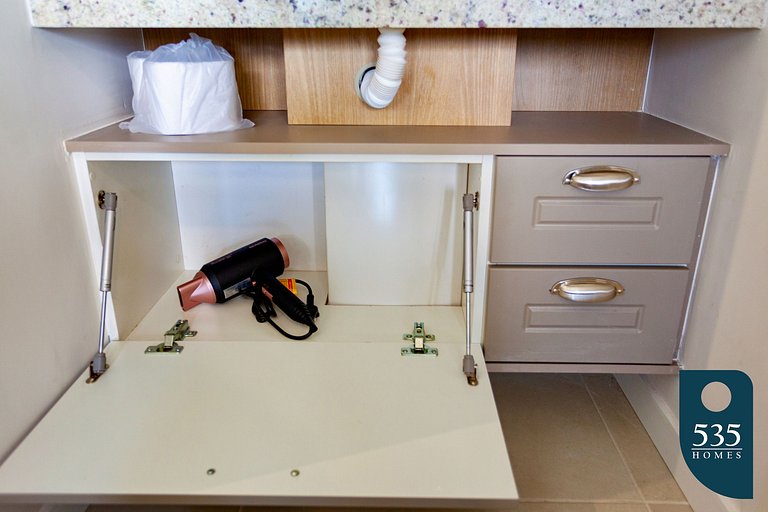 Dormitorio y sala de estar con vista al mar y comodidades mo