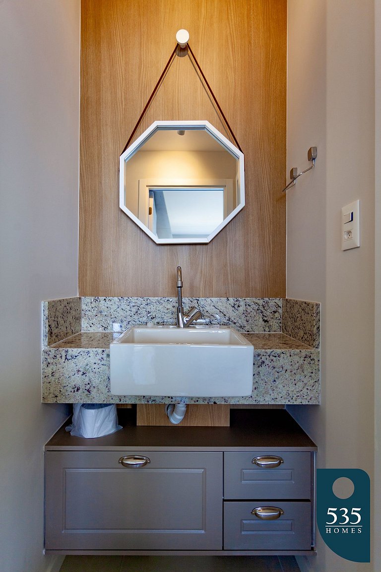 Dormitorio y sala de estar con vista al mar y comodidades mo