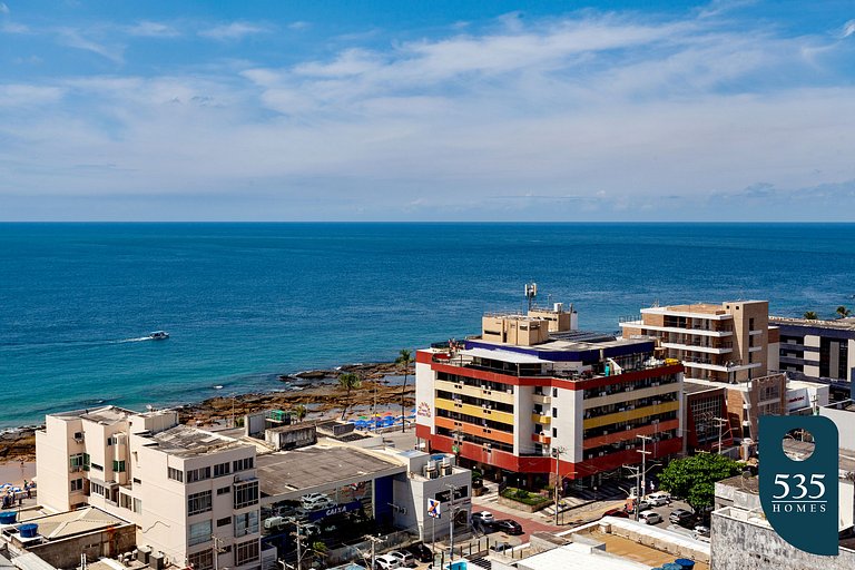 Quarto e Sala com vista mar e comodidades modernas