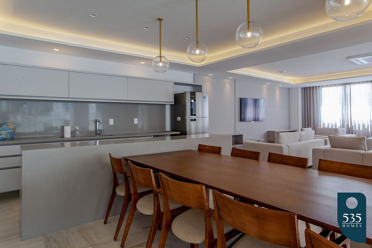 Quarto e Sala com vista mar e comodidades modernas