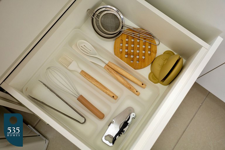 Modern Studio in upscale neighborhood near Mall