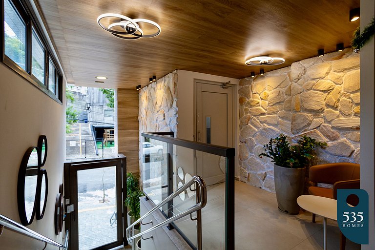 Modern Studio in upscale neighborhood near Mall