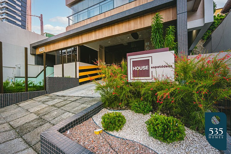 Modern One-Bedroom 700m from Salvador Shopping