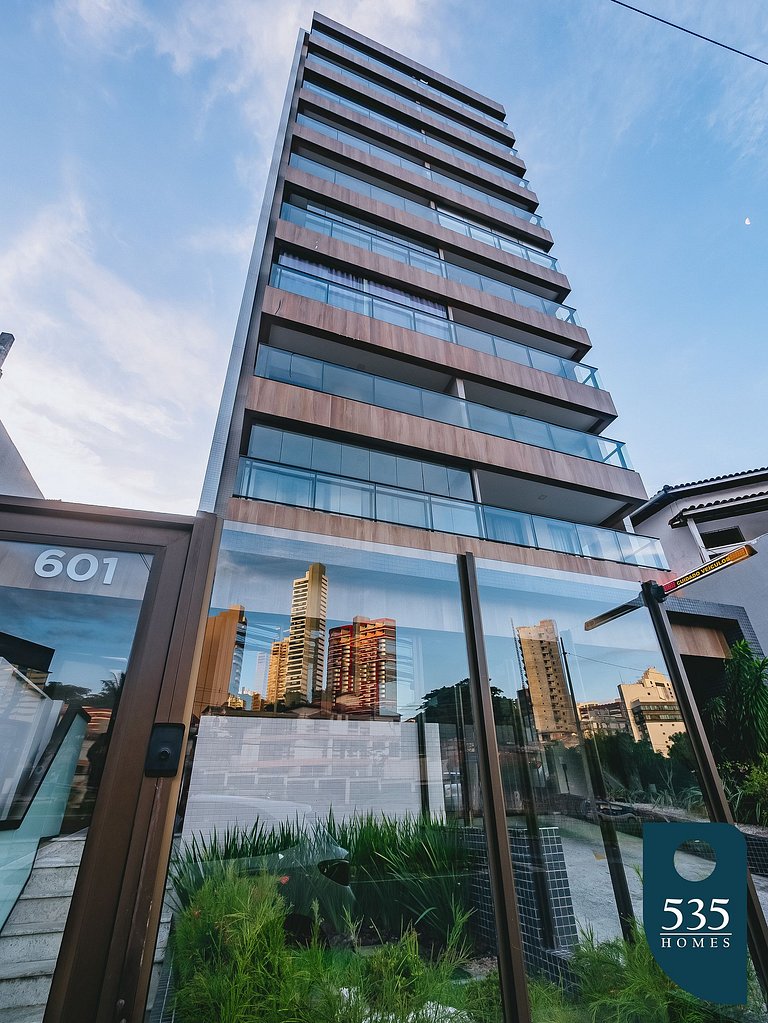 Modern One-Bedroom 700m from Salvador Shopping