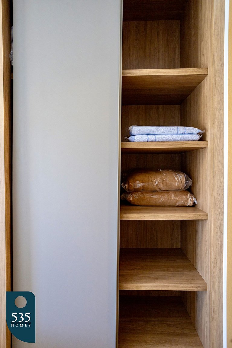 Modern One-Bedroom 700m from Salvador Shopping