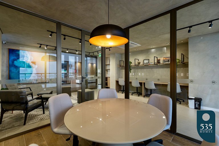 Quarto e sala na Barra a 550m do Shopping