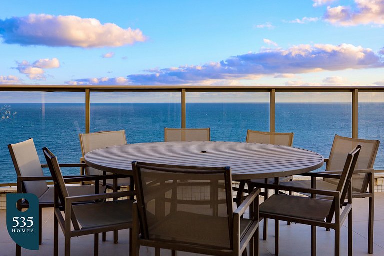 Discover the charm of Ondina in beachfront condo