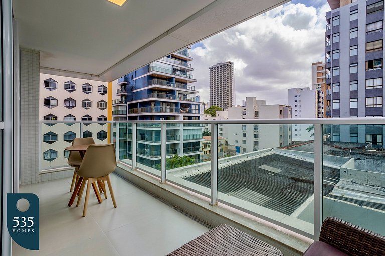 Temporada com o Farol da Barra ao alcance