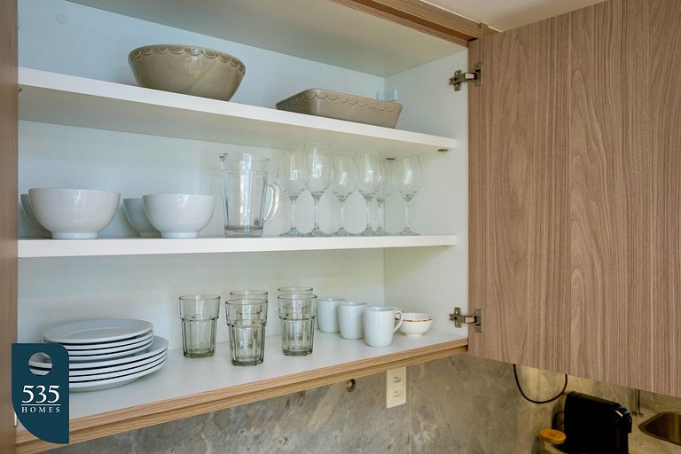 Temporada com o Farol da Barra ao alcance