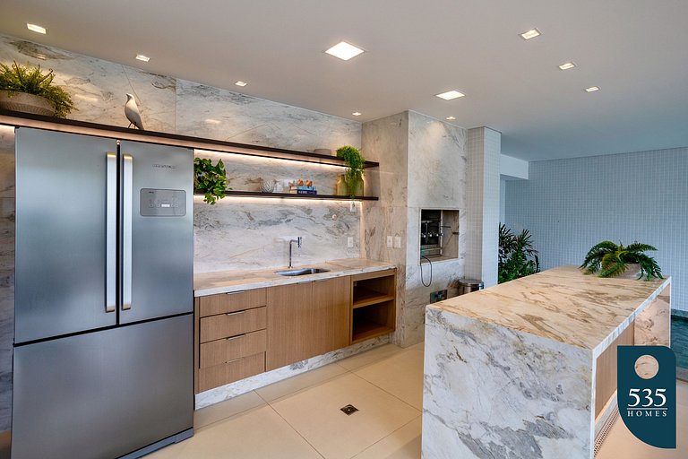 Temporada com o Farol da Barra ao alcance