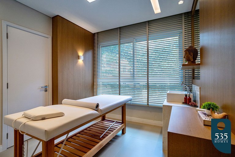 Temporada com o Farol da Barra ao alcance