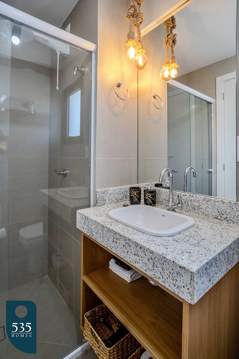 Viva a cidade de Salvador a passos da praia