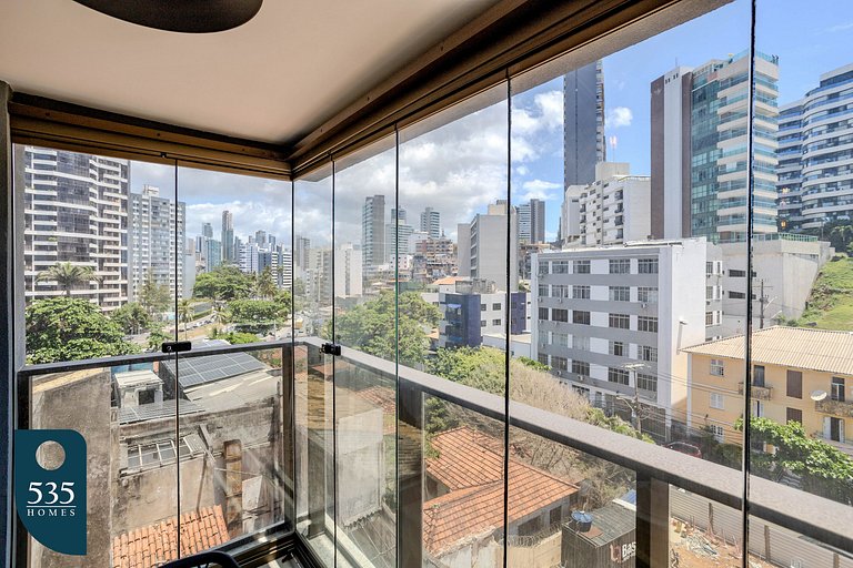 Viva a cidade de Salvador a passos da praia