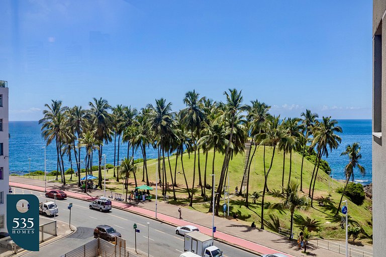 Viva a cidade de Salvador a passos da praia