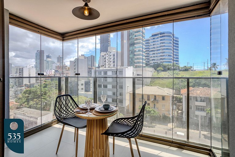 Viva a cidade de Salvador a passos da praia