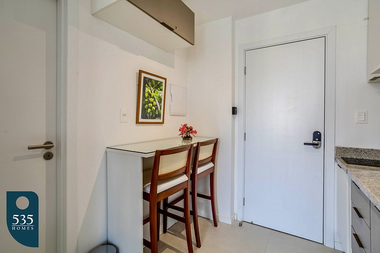 Live Caminho das Árvores Near the Mall