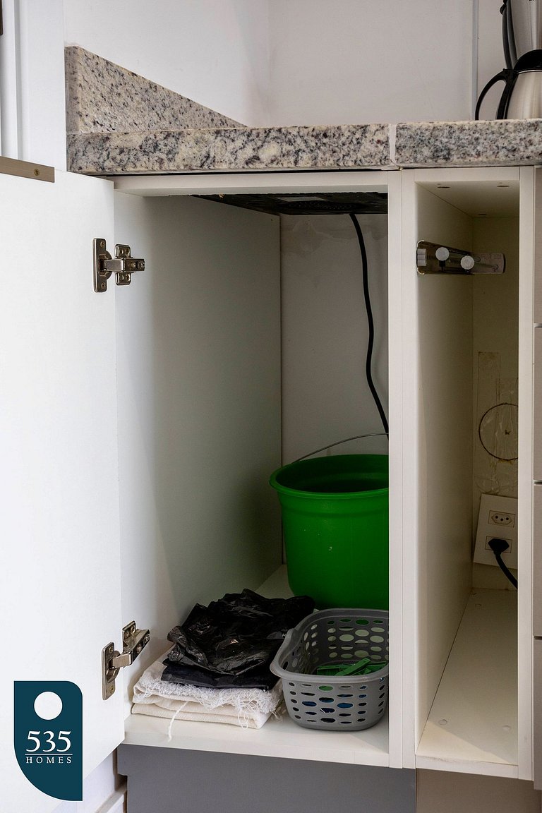 Live Caminho das Árvores Near the Mall