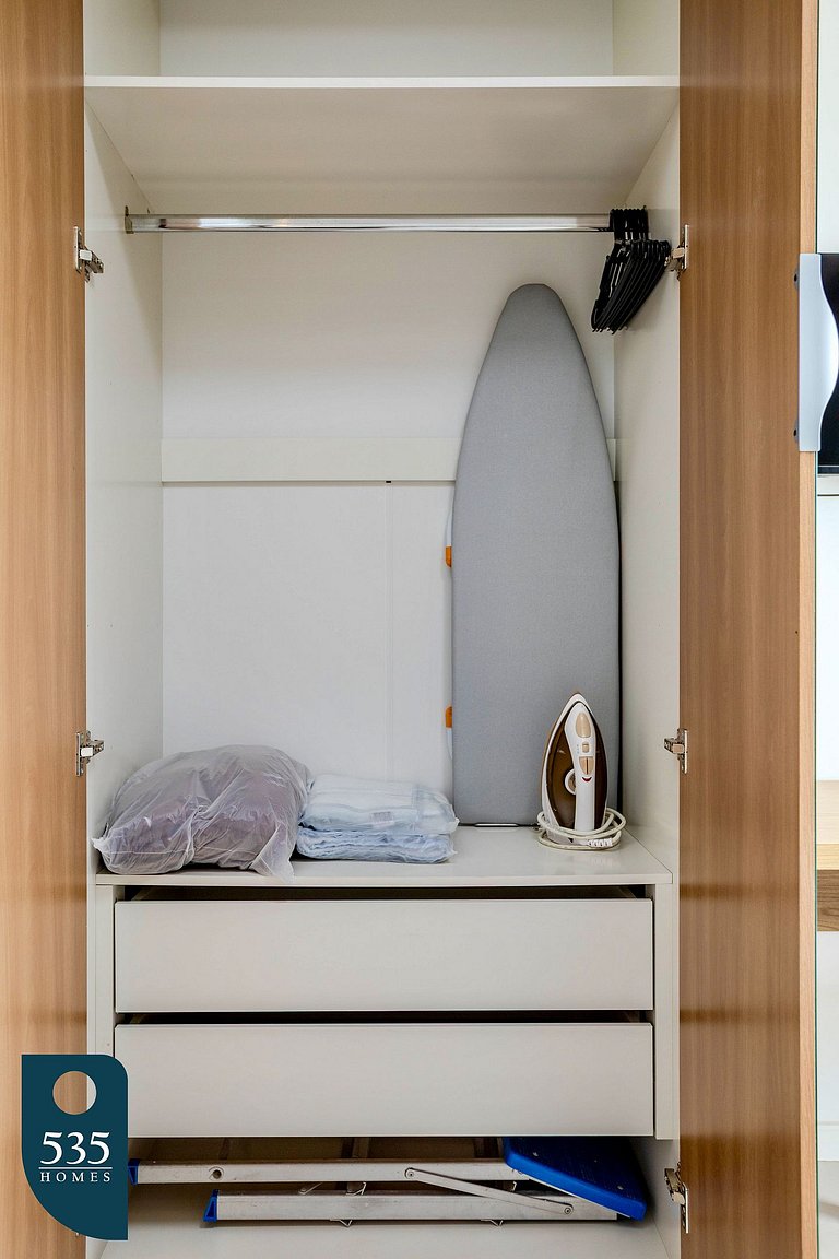 Live Caminho das Árvores Near the Mall