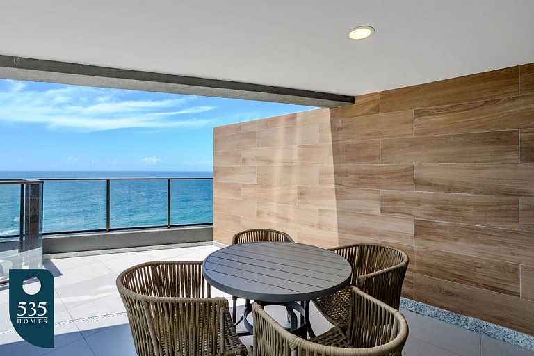 Bedsitter with sea view steps from Barra Beach