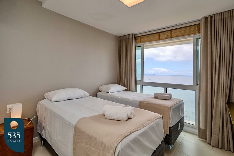 Desfrute de piscina privativa e vista mar completa