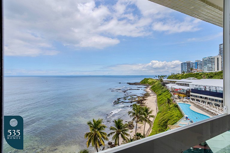 Desfrute de piscina privativa e vista mar completa
