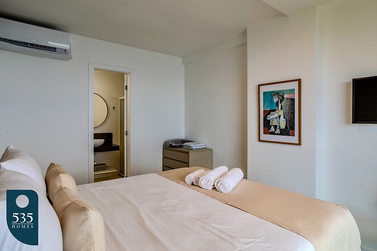 Desfrute de piscina privativa e vista mar completa