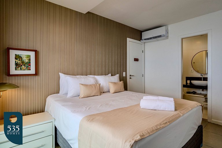 Desfrute de piscina privativa e vista mar completa