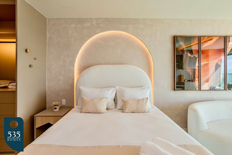 Wake up in Armação with a wide ocean view