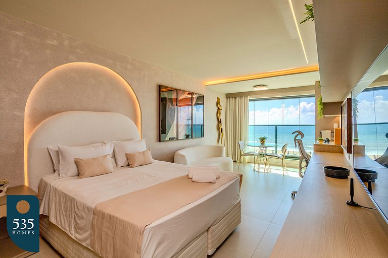 Wake up in Armação with a wide ocean view