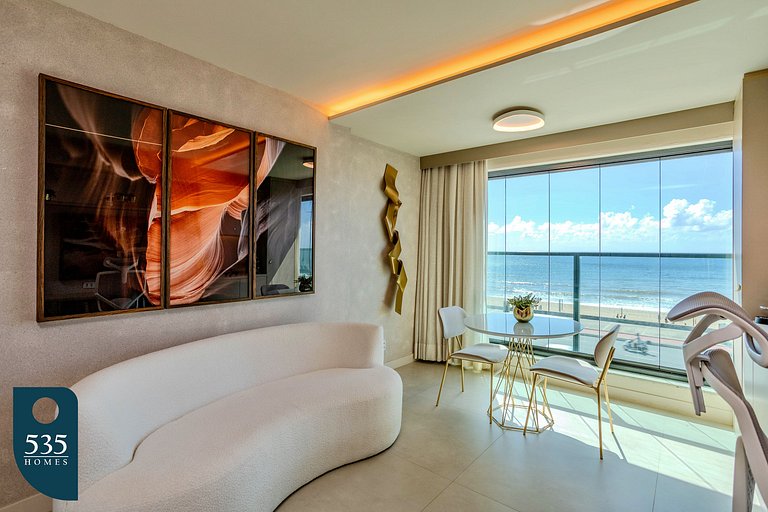 Wake up in Armação with a wide ocean view