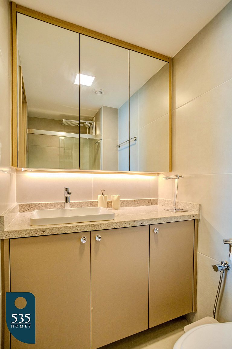 Wake up in Armação with a wide ocean view