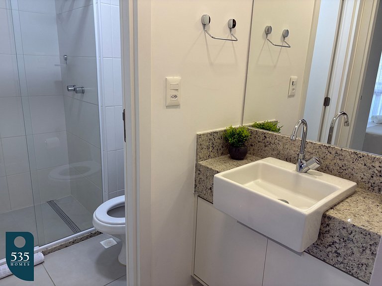 Fique no coração da Barra a 300m da Praia