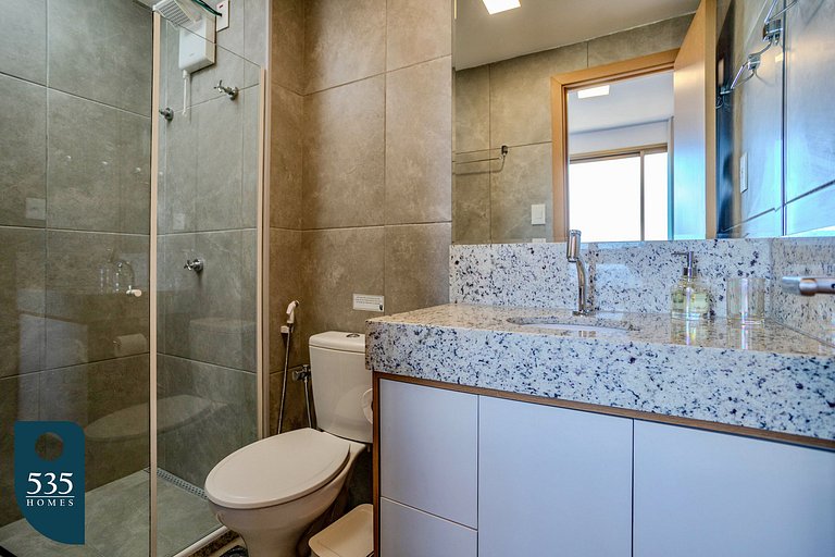 2 Suites em andar alto na Barra com vista mar