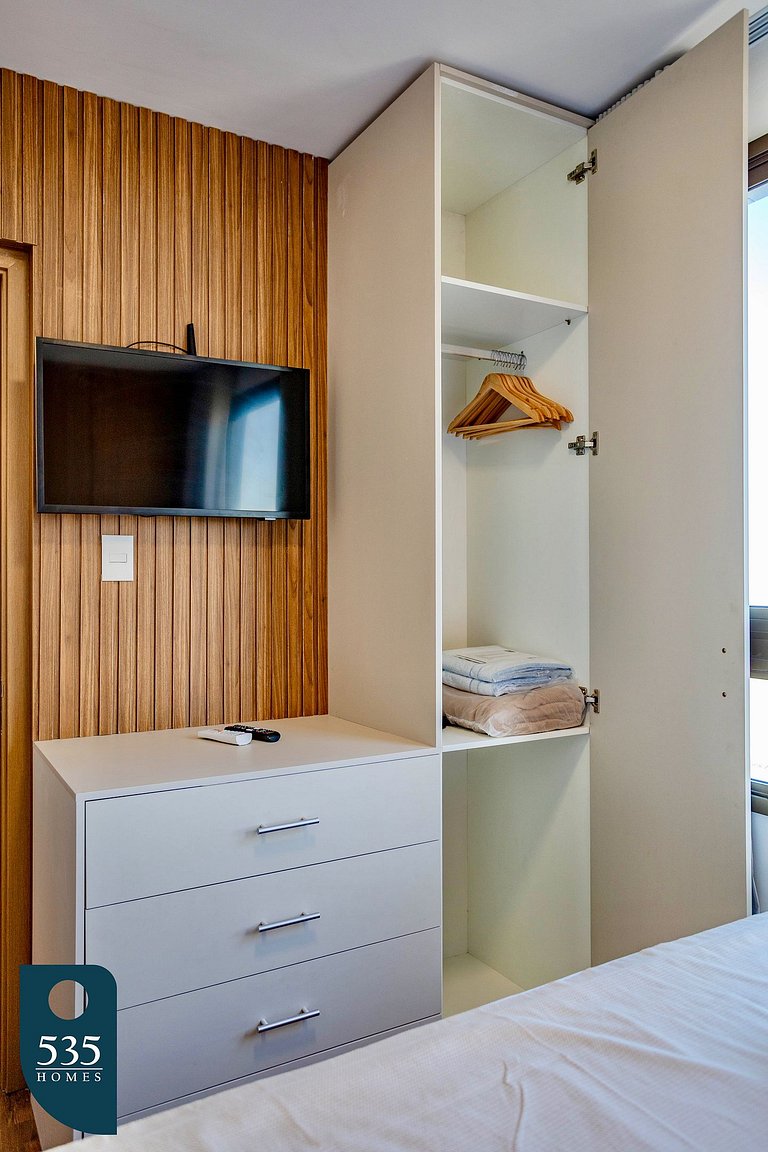 2 Suites em andar alto na Barra com vista mar