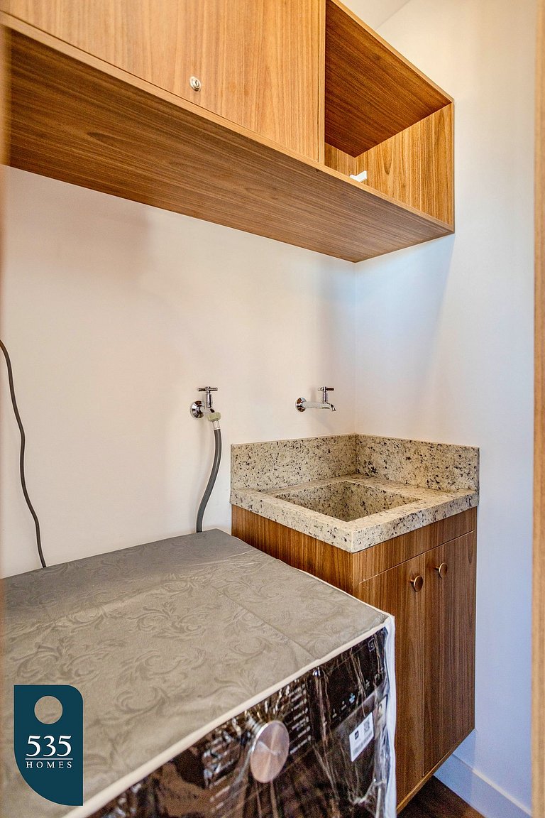 2 Suites em andar alto na Barra com vista mar