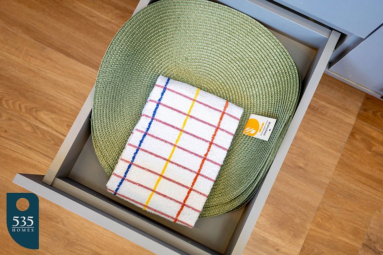 2 Suites em andar alto na Barra com vista mar