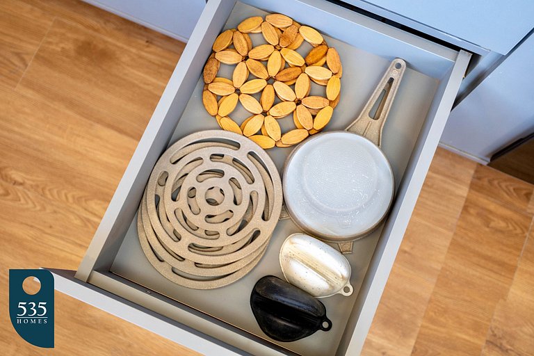 2 Suites em andar alto na Barra com vista mar