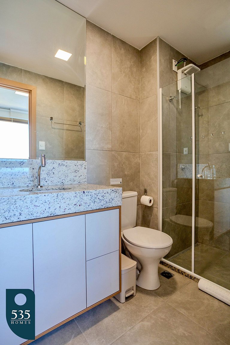 2 Suites em andar alto na Barra com vista mar