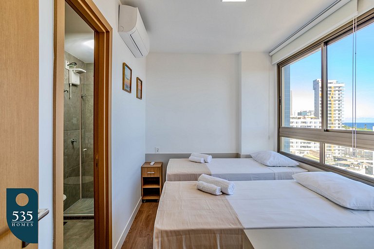 2 Suites em andar alto na Barra com vista mar