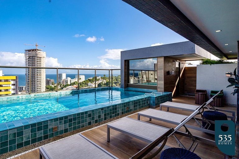 Apartamento em andar alto próximo à praia da Barra