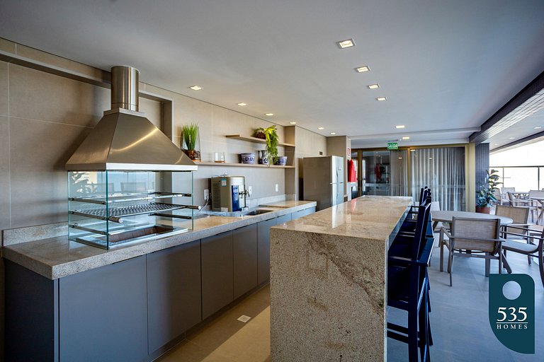 Apartamento em andar alto próximo à praia da Barra