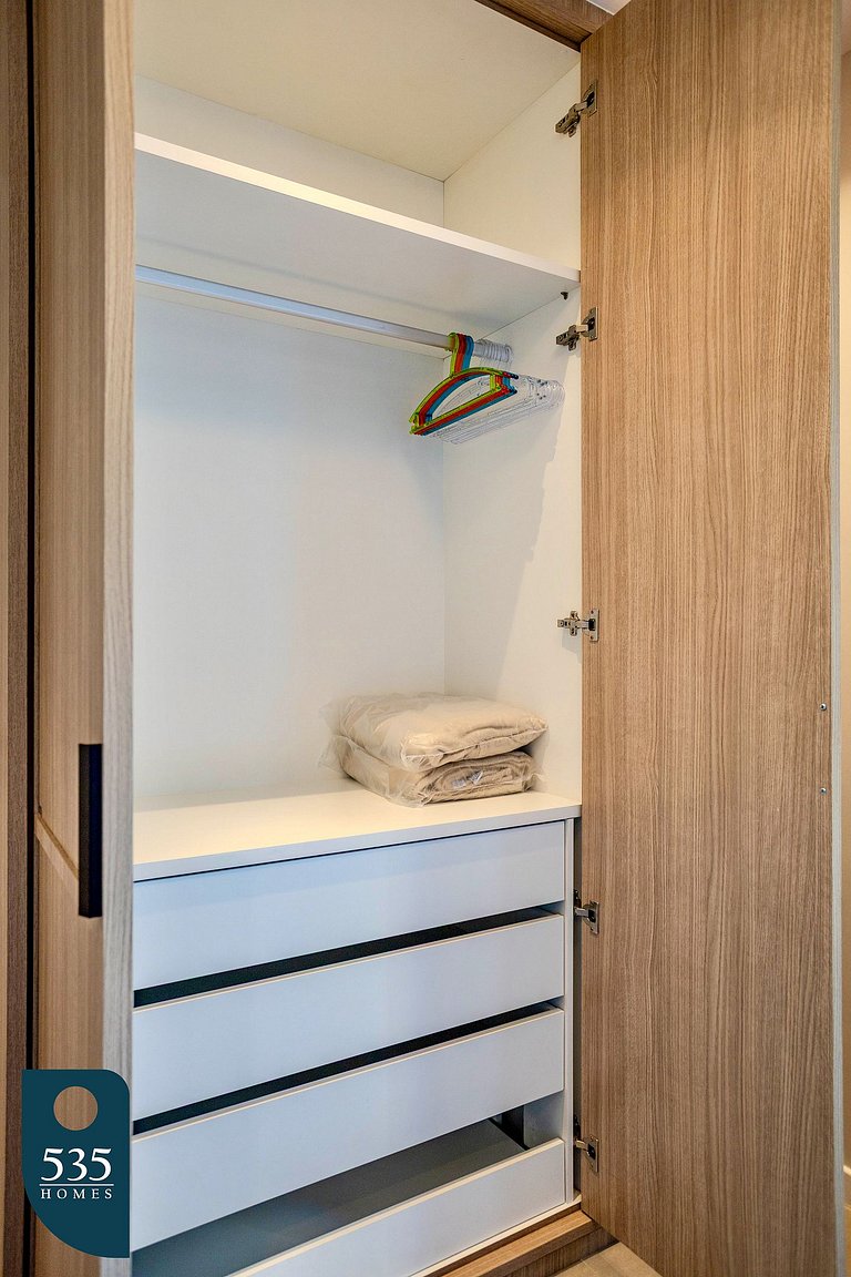 Apartamento em andar alto próximo à praia da Barra