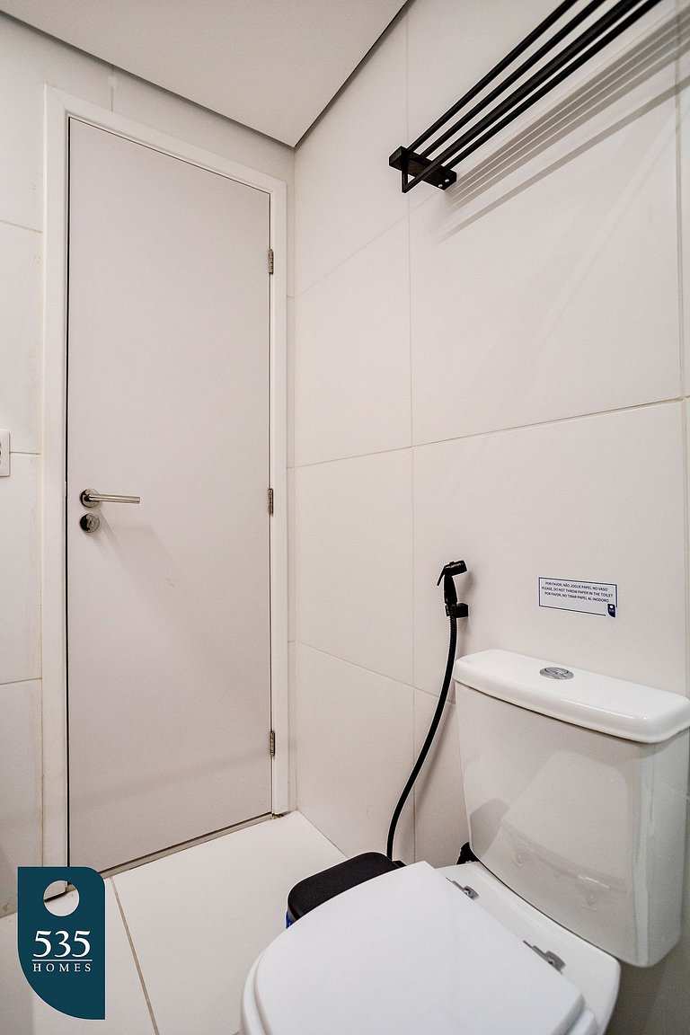 Apartamento em andar alto próximo à praia da Barra