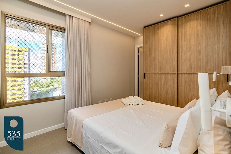 Apartamento em andar alto próximo à praia da Barra